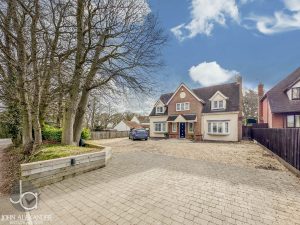High Road, Layer-de-la-haye
